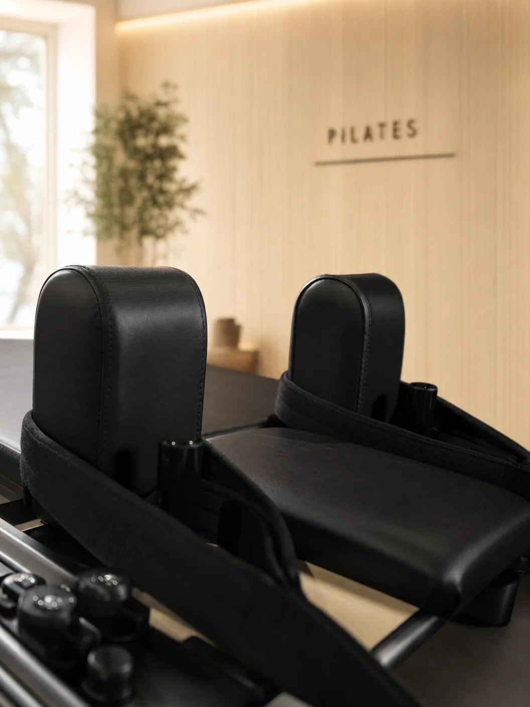 Echelon Pilates Smart Reformer 24" Touchscreen